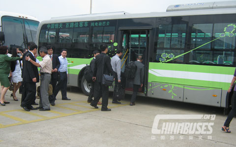  赣台会期间众多台商来到百路佳客车参观纯电动巴士