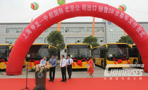 申龙客车副总经理黎明在李进书记见证下交付钥匙