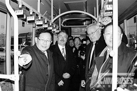    中国全国政协副主席、科技部部长万钢教授（左一）参观首辆在德国运营的中国产纯电动公交车   中国全国政协副主席、科技部部长万钢教授（左一）参观首辆在德国运营的中国产纯电动公交车