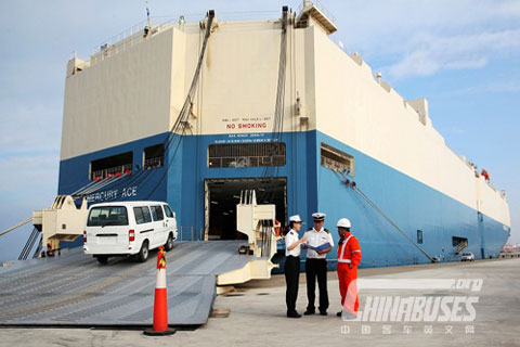 金杯轻型客车从大窑湾汽车码头启运埃及