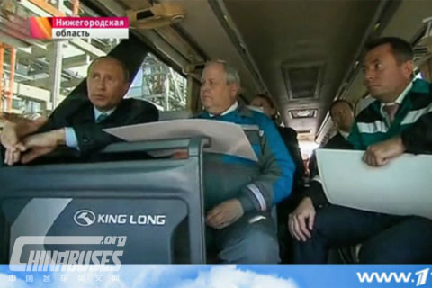 俄罗斯总统普京搭乘金龙客车出席典礼