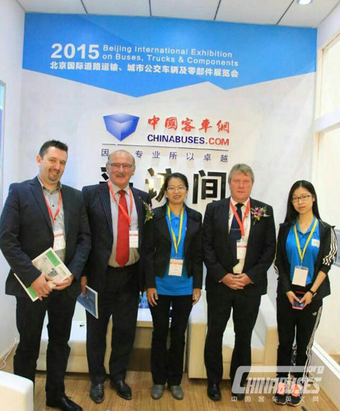 《2015中国客车海外市场采购指南》受海外参观者热捧