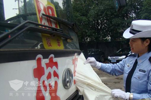 呼和浩特：首批统一标识校车上路