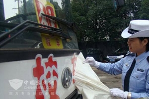 长沙：未贴新版校车专用标志的车不能上路