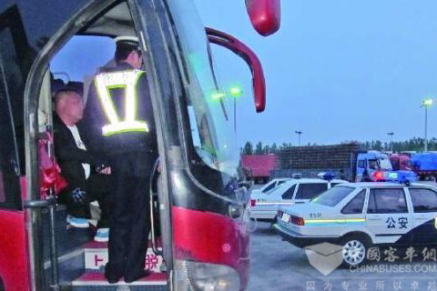 2011年5月3日傍晚6时30分，菏泽警方截住超载大客车。