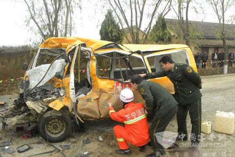 甘肃庆阳正宁县幼儿园校车车祸现场