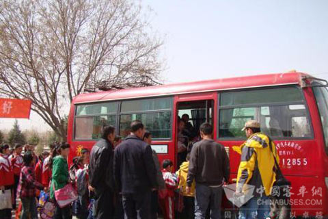 校车新模式：酒泉客车前窗挂起“校车”标识