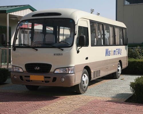 华泰现代康迪中巴客车。车况极佳，单位班车