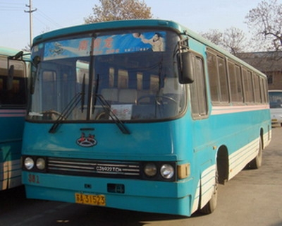 2001年4月50座长江客车，后置柴油发动机