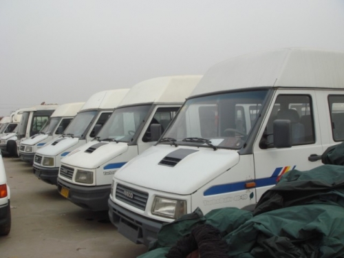 单位上处理下来的各式大客车和中巴车