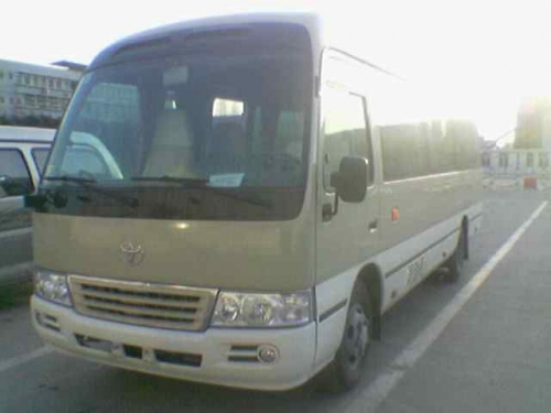 出售07年4月四川丰田考斯特23座非营运上海牌照国三排放手续齐全