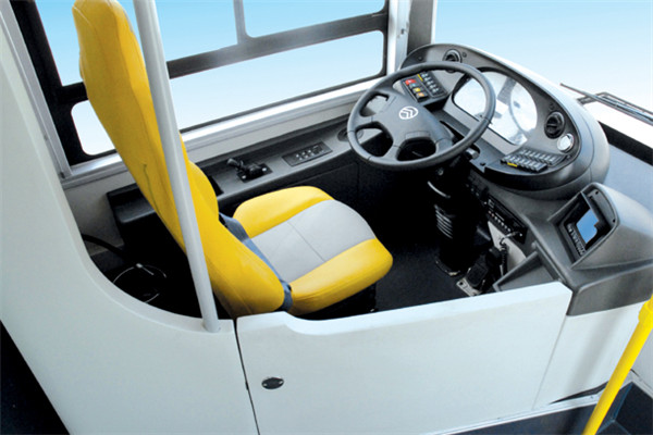 金旅XML6105JHEVG5C公交车(柴油/电混动国五20-36座)