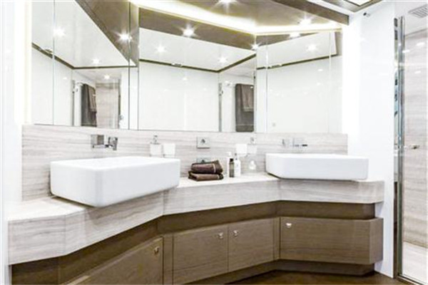 亚星YBL5180XLJ房车(柴油国四2-9座)