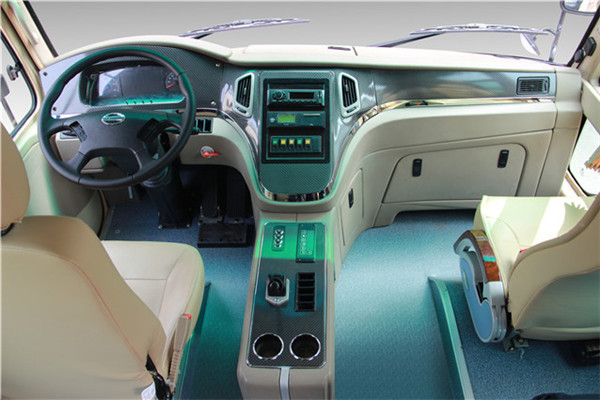 南京金龙NJL6806BEV客车(纯电动24-31座)