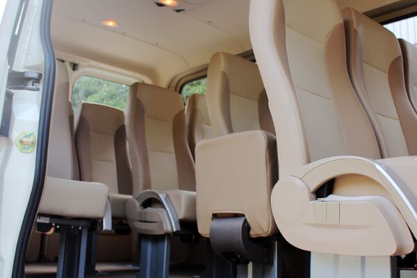 金龙XMQ6593KED5C1轻型客车(柴油国五10-14座)