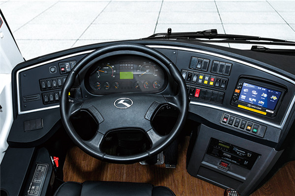 金龙XMQ6825CYD6T客车(柴油国六24-36座)