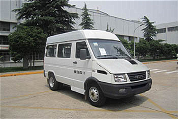 南京依维柯NJ6485ACY客车(柴油国五10-13座)
