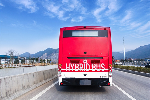 浙江中车CSR6850GNPHEV1公交车(天然气/电混动国五10-26座)