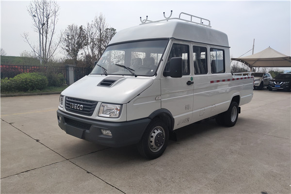 南京依维柯NJ5046XGCZ5A-2斗式车(柴油国六6-9座)