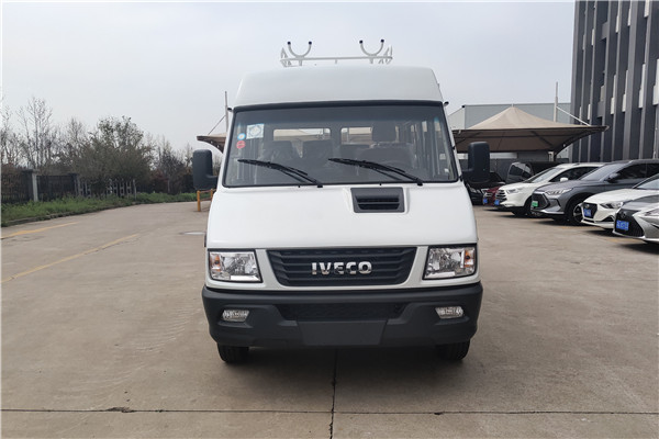 南京依维柯NJ5046XGCZ5A-2斗式车(柴油国六6-9座)