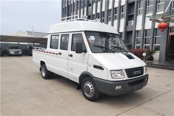 南京依维柯NJ5046XGCZ5A-2斗式车(柴油国六6-9座)