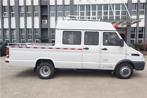 南京依维柯NJ5046XGCZ5A-2斗式车(柴油国六6-9座)