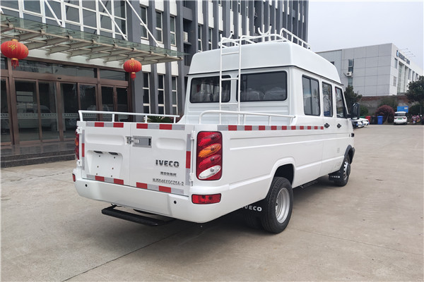 南京依维柯NJ5046XGCZ5A-2斗式车(柴油国六6-9座)