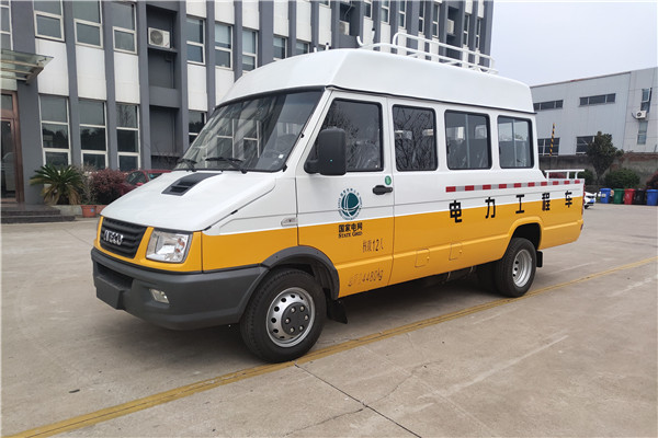 南京依维柯NJ5046XGCZA-1斗式工程车(柴油国六10-13座)