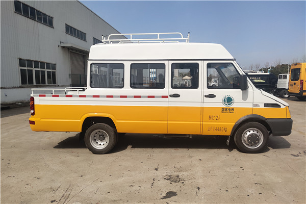 南京依维柯NJ5046XGCZA-1斗式工程车(柴油国六10-13座)