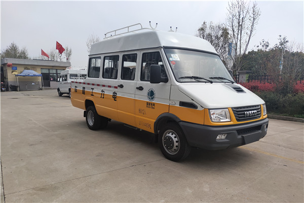 南京依维柯NJ5046XGCZA-1斗式工程车(柴油国六10-13座)