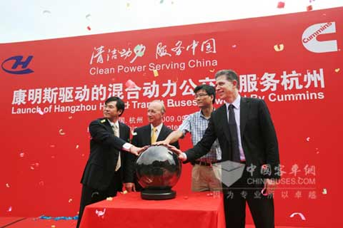 印第安纳州州长为康明斯混合动力公交车揭开红盖头