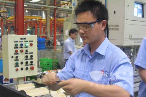 东风康明斯工程师现场工作