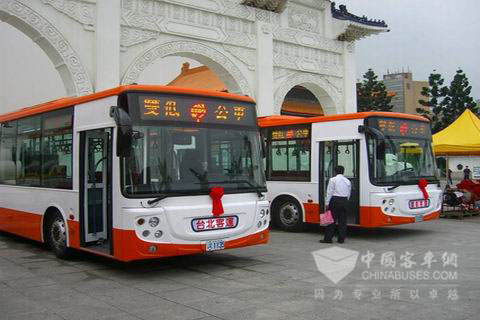 搭载伊顿油电混合动力系统的公交车