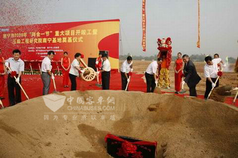 玉柴集团领导为玉柴工程研究院南宁基地基石培土