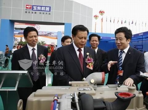 广西自治区副主席杨道喜在玉柴集团公司董事局主席晏平陪同下参观玉柴展馆