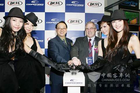 2008年第二届埃森展上固铂轮胎中国区总经理辜思历先生（Alex Koi）（左），固铂轮胎亚太技术中心总经理Perry Bell先生以水晶球点亮展台为固铂展台揭幕