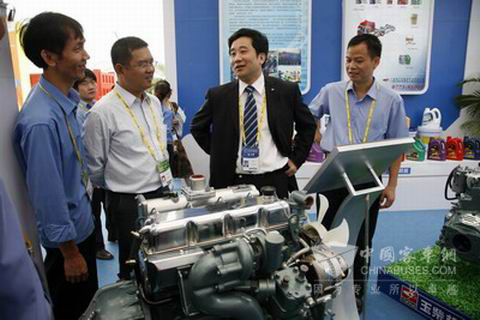 玉柴集团公司董事局主席晏平(右二)在第六届中国—东盟博览会玉柴展馆指导工作