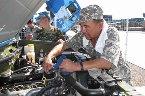 朝柴工程师检修阅兵式服务用发动机