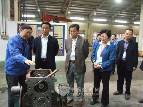 国家质检总局总检验师项玉章一行在綦齿总装分厂参观（左二为国家质检总局总检验师项玉章，左三为重庆市质监局局长张宗清）