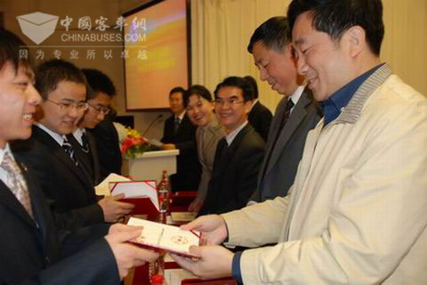 玉柴集团公司董事局主席晏平等为天津大学获奖学生颁发励学金