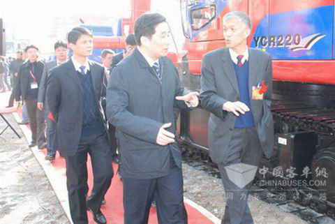 玉柴集团主席晏平(右二)向嘉宾介绍玉柴重工产品