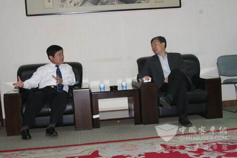 玉柴集团公司董事局副主席李天生（左）与华中科技大学校长李培根李培根洽谈校企合作事宜