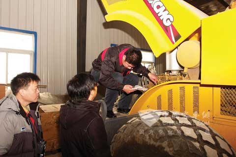 上柴服务人员现场为用户检修