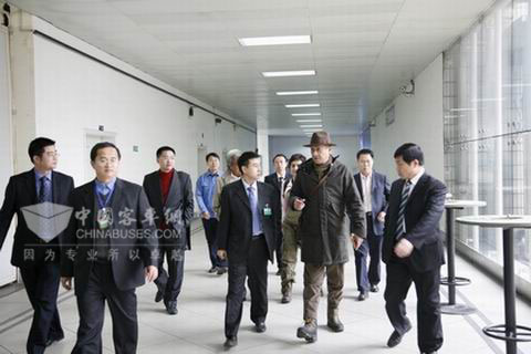 李天生(左一)陪同拿督斯里纳兹里(左二)参观玉柴生产线