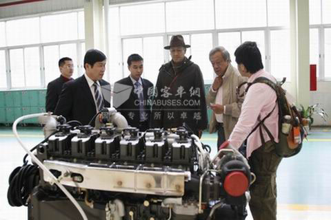 李天生(左二)陪同拿督斯里纳兹里(左三)参观玉柴生产线