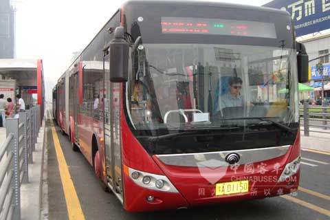 配装东风康明斯发动机的郑州公交BRT客车