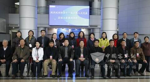 晏平（前排左五）与驻桂十一届全国人大代表视察团合影留念