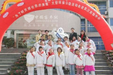 米其林轮胎先生、嘉宾和武汉实验外国语学校小学部的孩子们合影