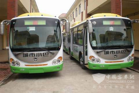 配载朝柴天然气发动机的恒通客车在存放处