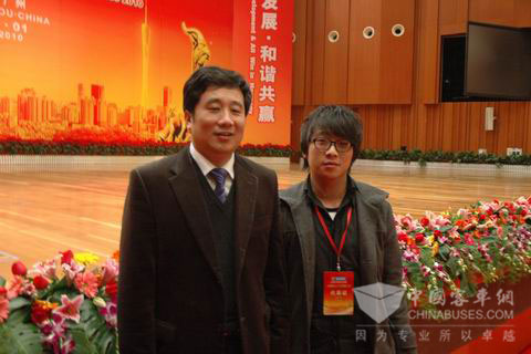 玉柴机器集团有限公司董事局主席、玉柴机器股份有限公司董事长晏平与XINGKONG.COM记者合影